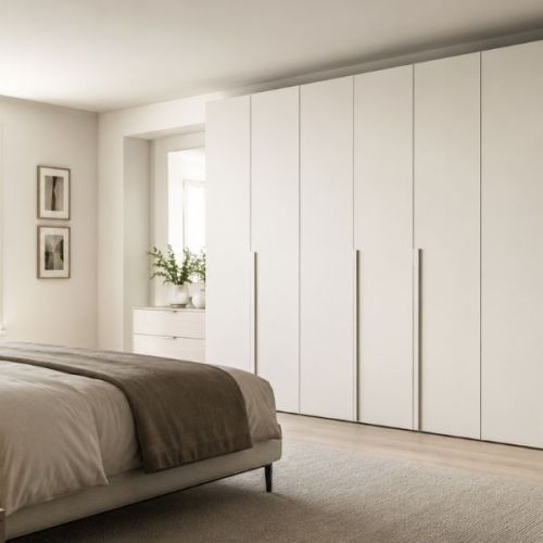 Camera da letto luminosa con armadio moderno e passaggio libero davanti al letto