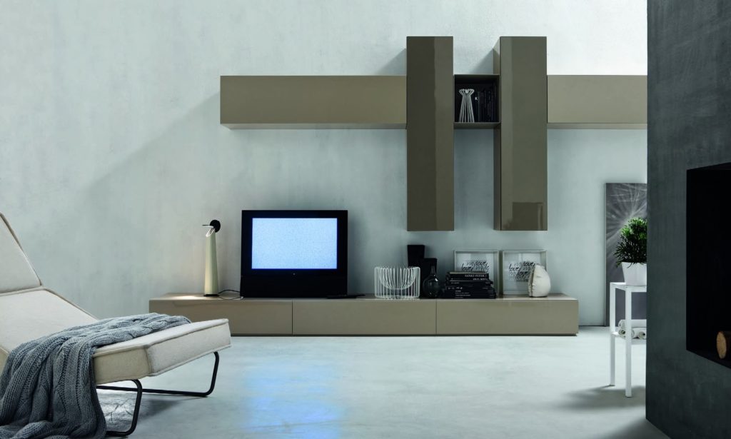 Mobile soggiorno moderno laccato con porta-Tv a terra ed elementi sospesi.